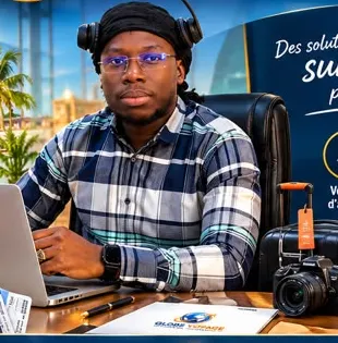 Un conseiller Globe Voyage Groupe à son bureau